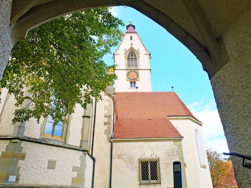 Eine große Kirche und ein Torborgen