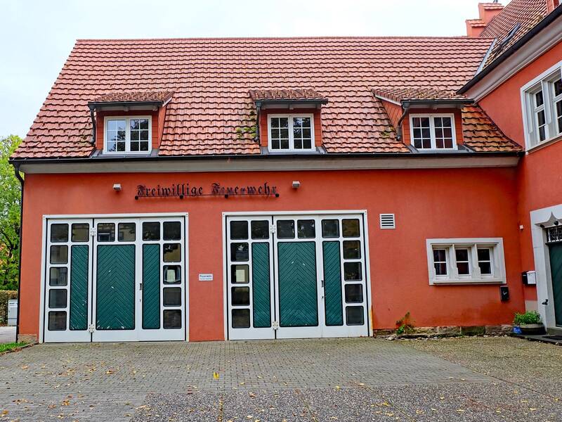 Ein Gebäude mit bodentiefen Fenstern