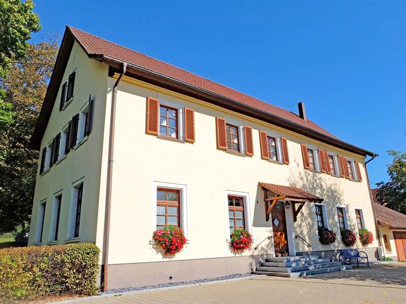 Ein Gebäude mit üppigen Blumenkästen