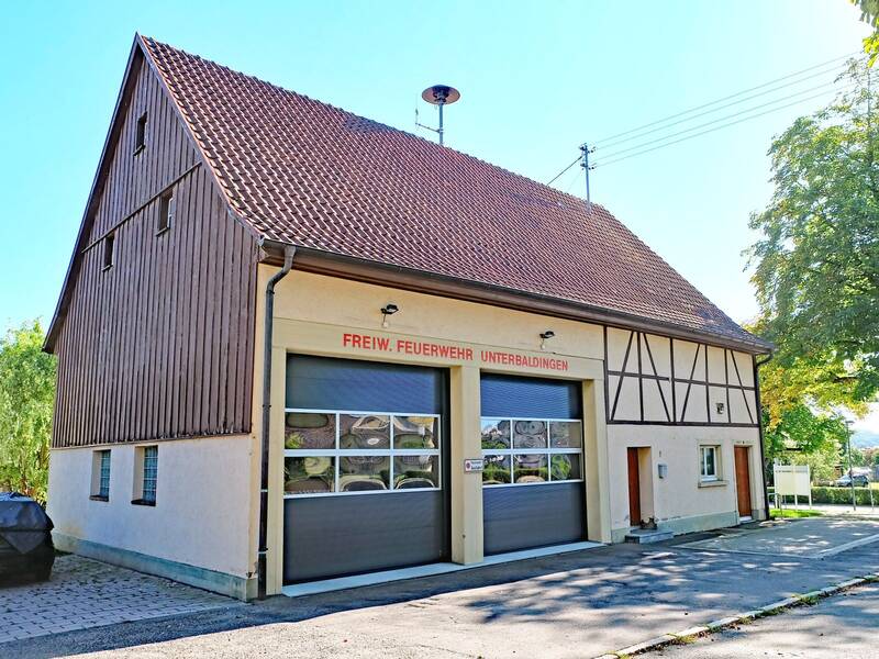 Ein Gebäude mit Rolltor für Feuerwehrautos