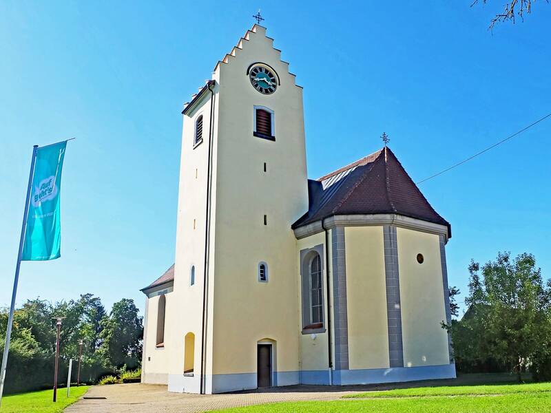 Eine Kirche mit großem Turm