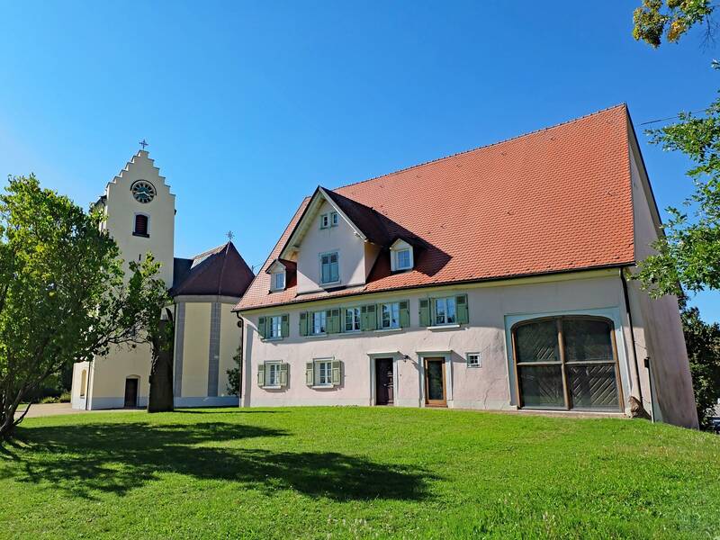 Ein Gebäude neben einer Kirche