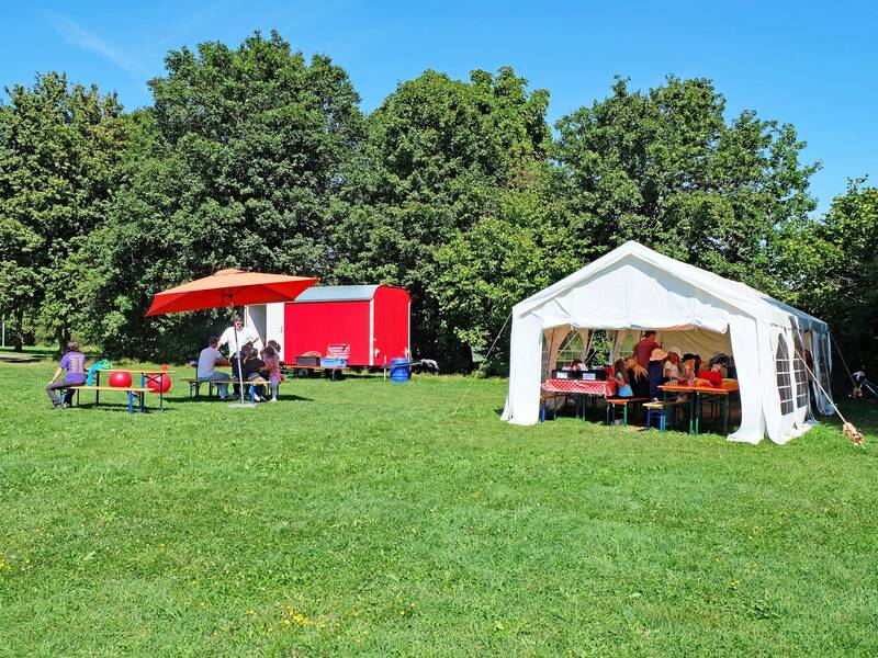 Eine große Wiese mit Unterstandmöglichkeiten für Kinder