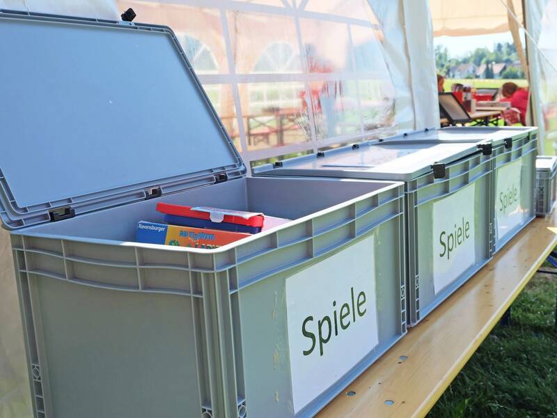 Kisten aus Plastik mit Spielmaterial befüllt