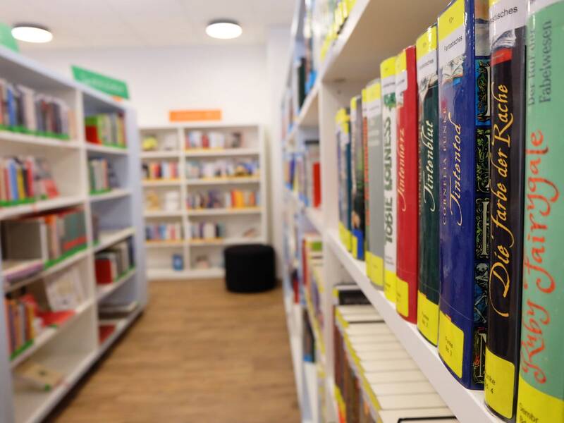 Bücherregale und kleine Sitzgelegenheit