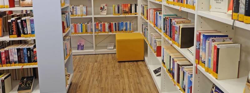 verwinkelte Sitzecke zwischen den Bücherregalen