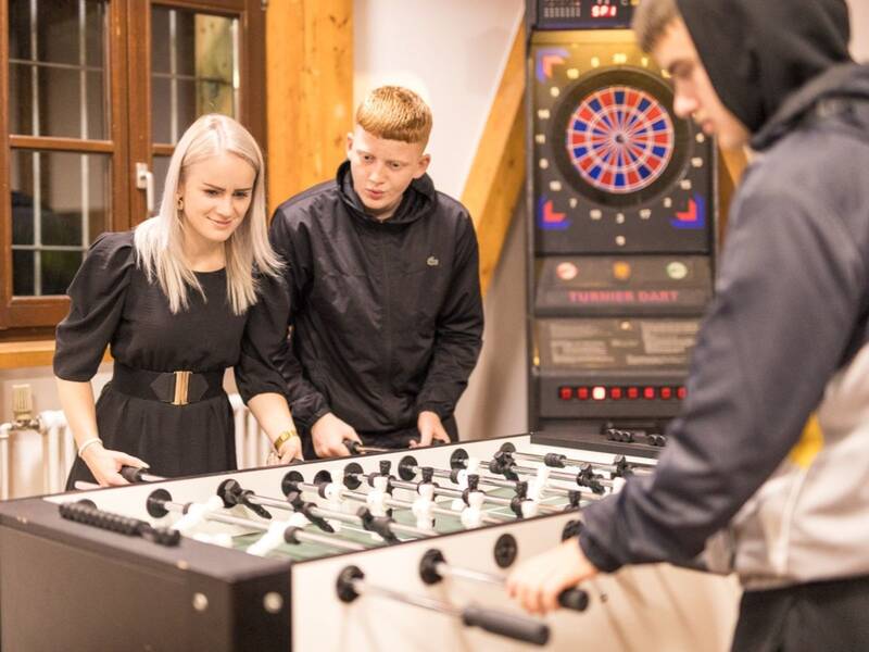 Drei Personen spielen Tischkicker