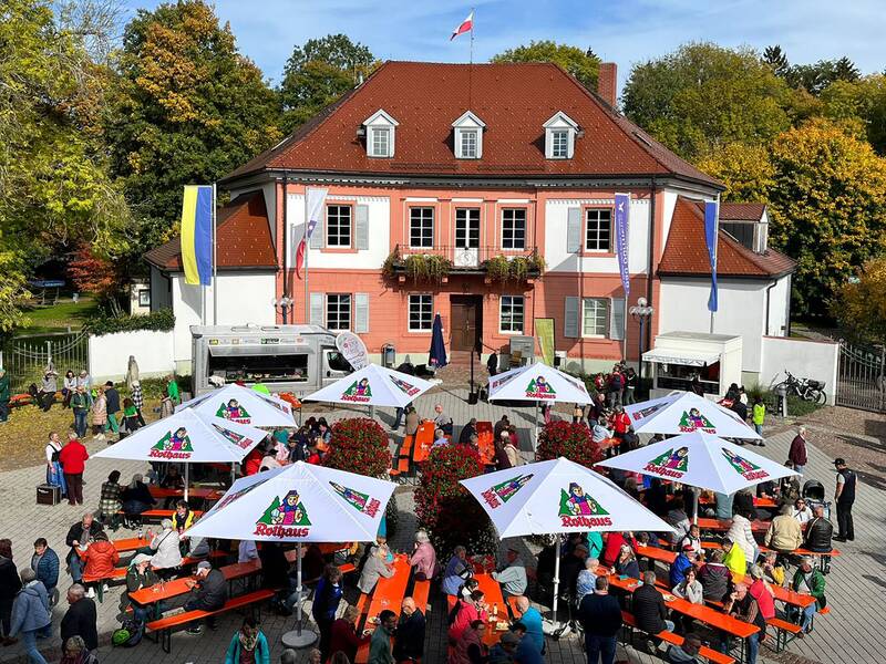 Biertischgarnituren und weißen Sonnenschirme auf dem Rathausplatz.