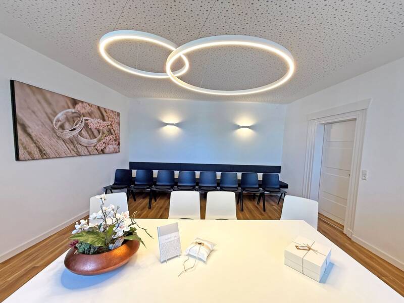 Helles Zimmer mit geschmücktem Tisch und Stühlen