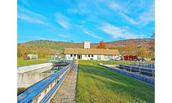 Kläranlage mit Gebäude und Klärbecken
