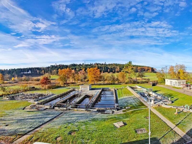 Kläranlage mit Klärbecken von oben
