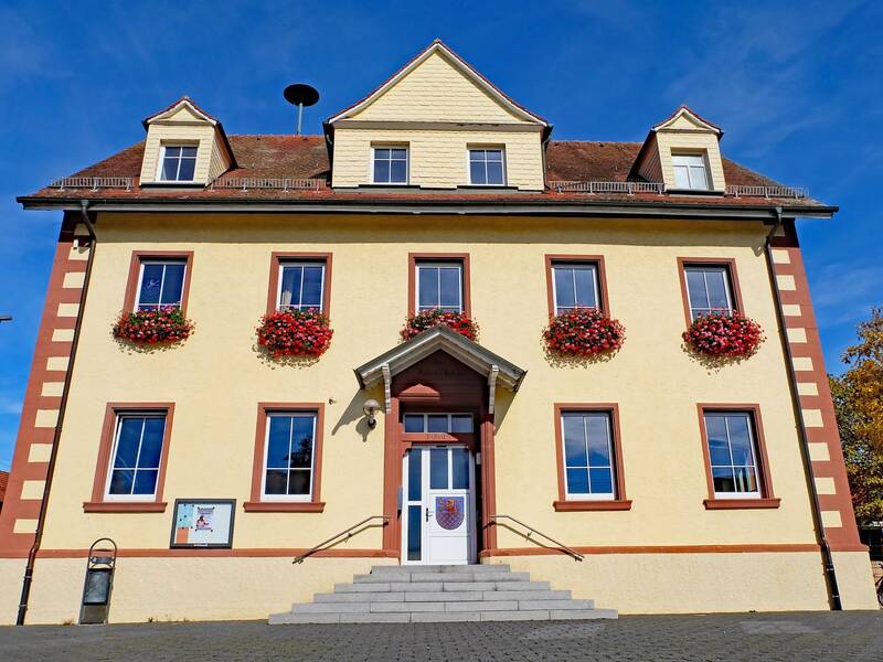Das Rathaus von Hochemmingen mit Blumenkästen