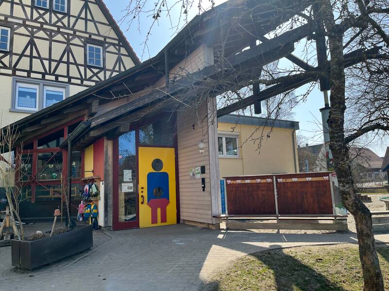 Eingangsbereich mit Tür und Garten