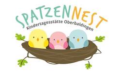 Das Logo zeigt drei bunte Spatzen in einem Vogelnest