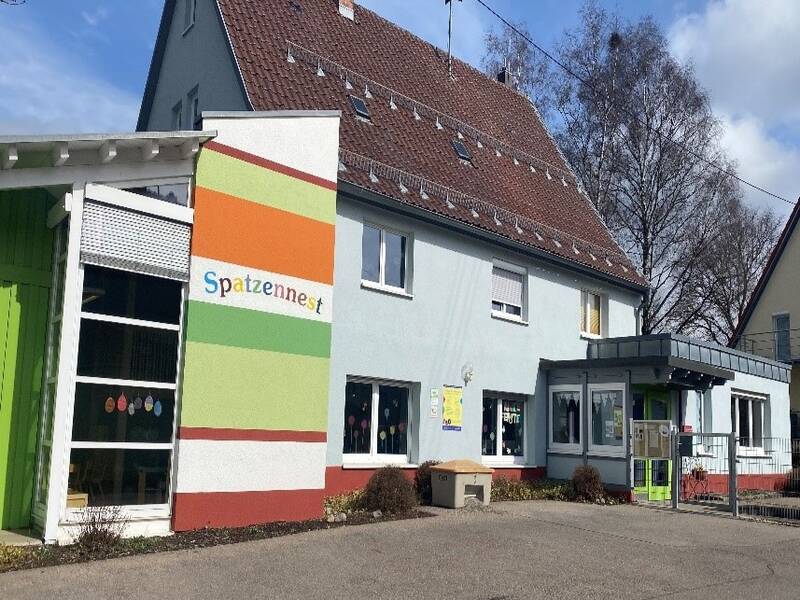 Frontansicht des Kindergartens mit Eingangstür