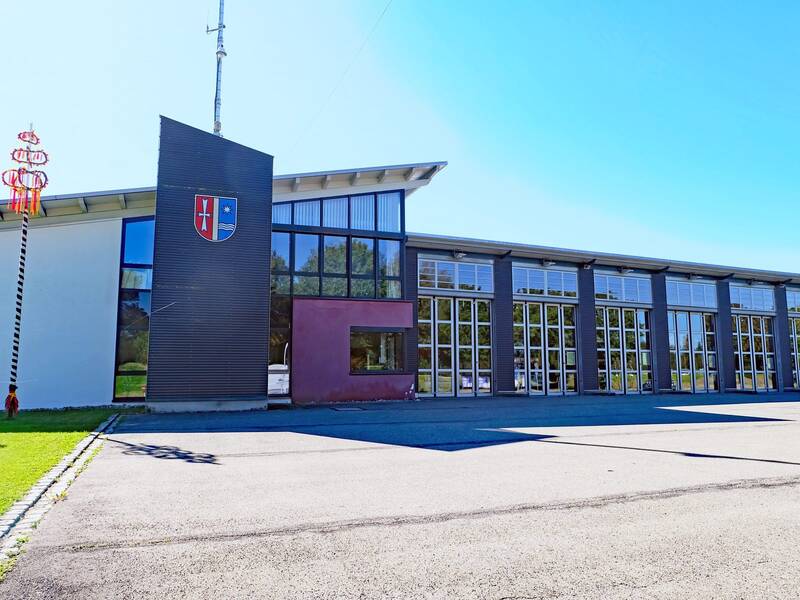 Modernes Gebäude mit Glasfront und großen Toren 