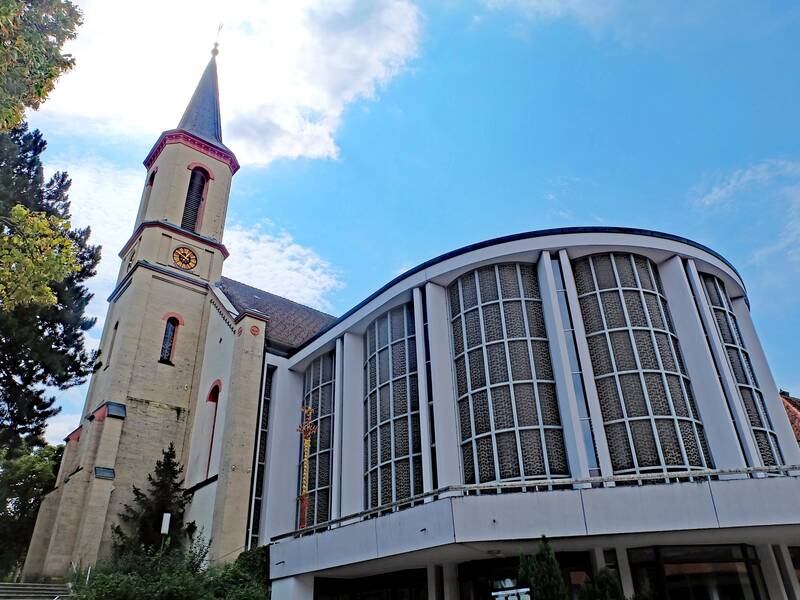 Kirchengebäude und Kirchturm der Katholischen Kirchengemeinde Bad Dürrheim