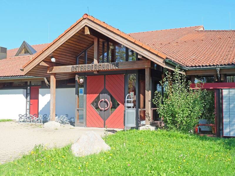 Mehrzweckhalle von außen mit Eingangsbereich und Fahrradständern