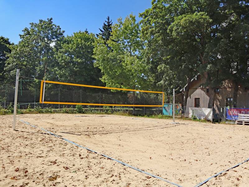 Beachvolleyballnetz und Sandplatz