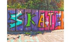 Wand mit buntem Graffiti