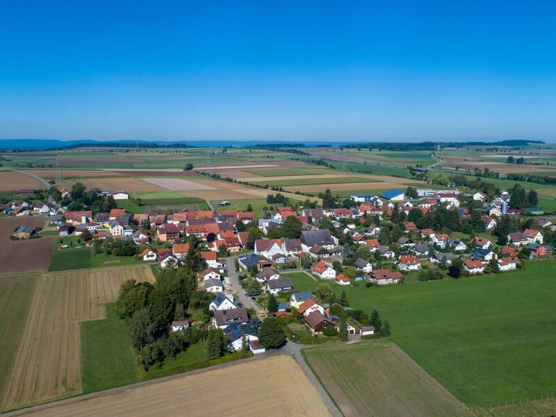 Häuser und Bäume von oben