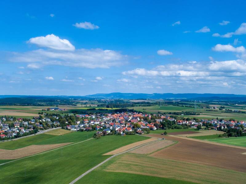 Häuser und Felder von oben
