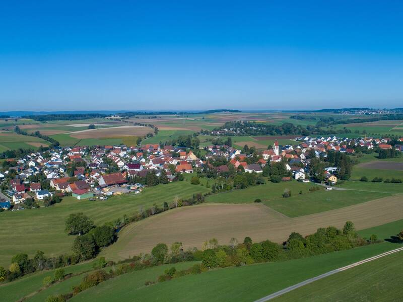Häuser und Felder von oben