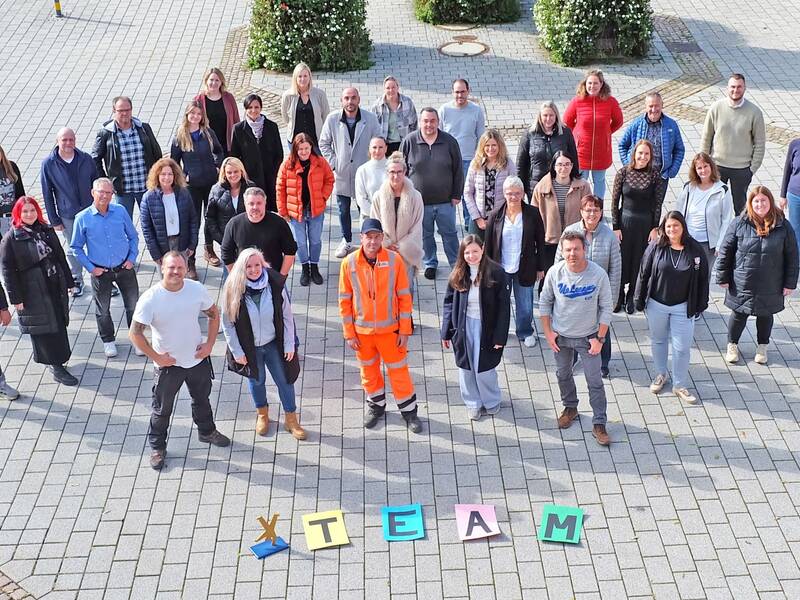 Eine Gruppe von Menschen auf einem gepflasterten Platz