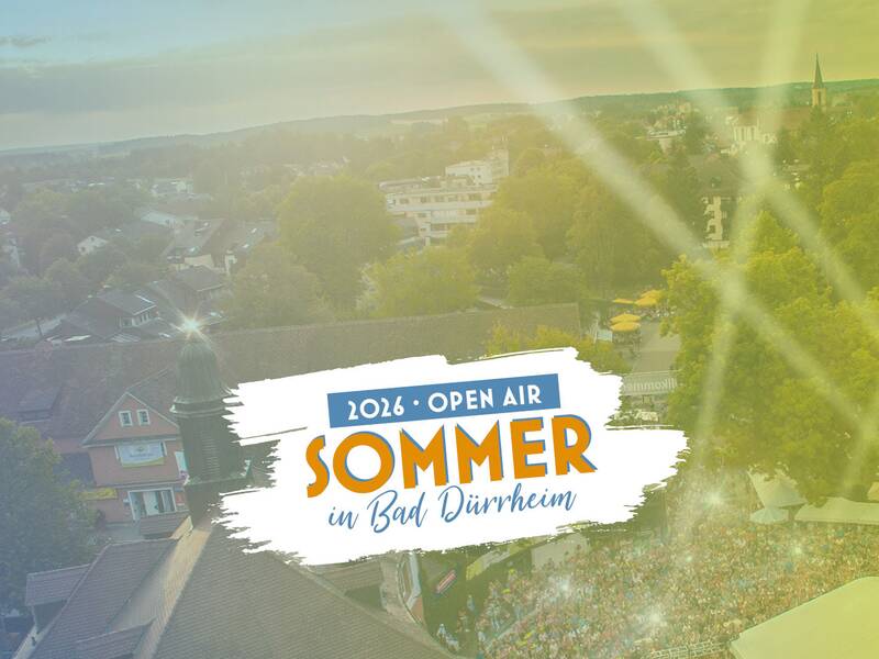 Luftaufnahme eines großen Publikums bei einer Open-Air-Veranstaltung in Bad Dürrheim mit Sonnenstrahlen und Textbanner '2026 · OPEN AIR SOMMER in Bad Dürrheim'