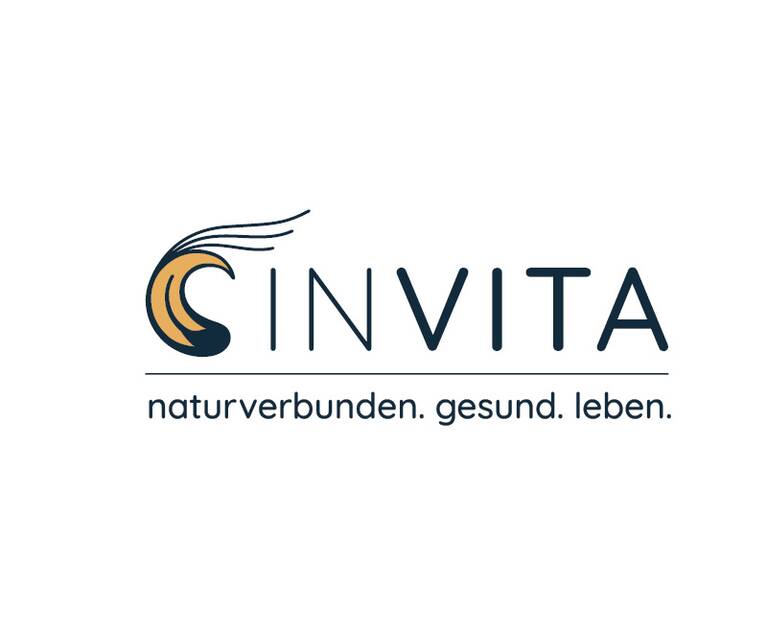 Logo mit stilisiertem, geschwungenem Blattmotiv links und dem Schriftzug 'INVITA' sowie dem Slogan 'naturverbunden. gesund. leben.' darunter