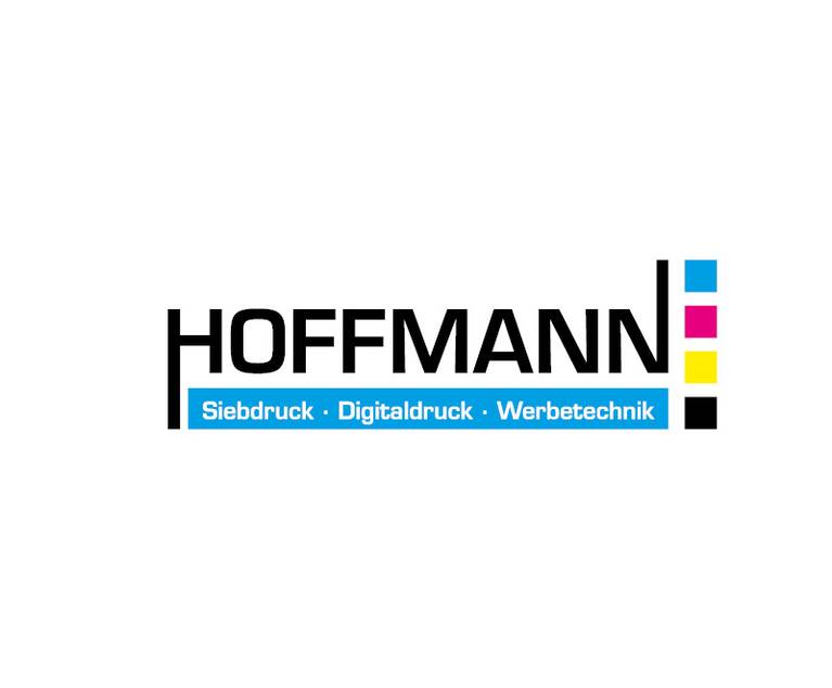Schriftzug HOFFMANN mit farbigen Balken in Cyan, Magenta, Gelb und Schwarz sowie Text 'Siebdruck · Digitaldruck · Werbetechnik' auf blauem Hintergrund