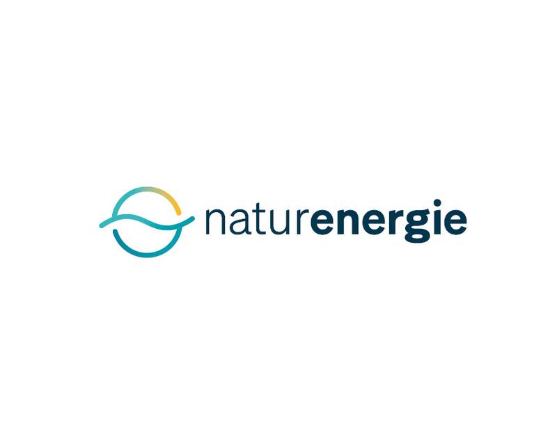 Logo mit stilisierter Kreislinie, die oben rechts in einem Bogen endet, neben dem Schriftzug 'naturenergie'