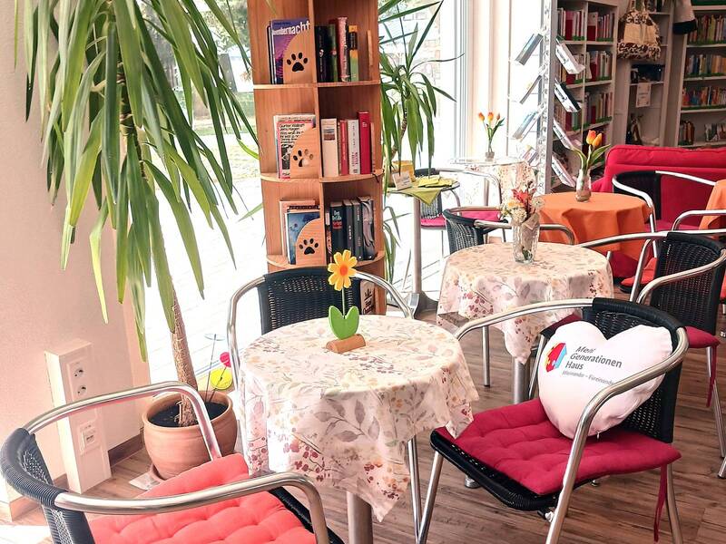 Sitzgelegenheit mit Bistrotischen