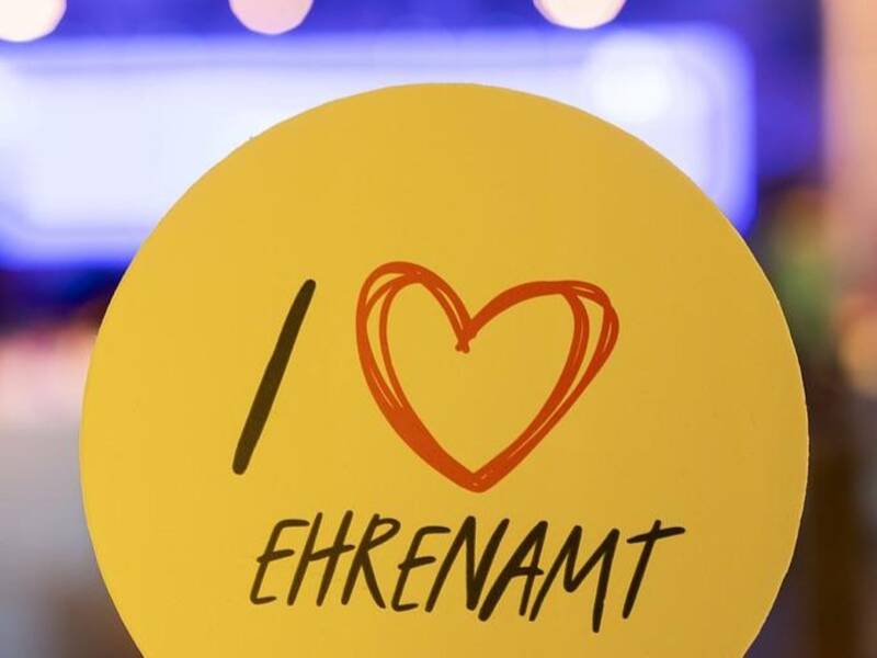 Schild mit der Aufschrift I love Ehrenamt