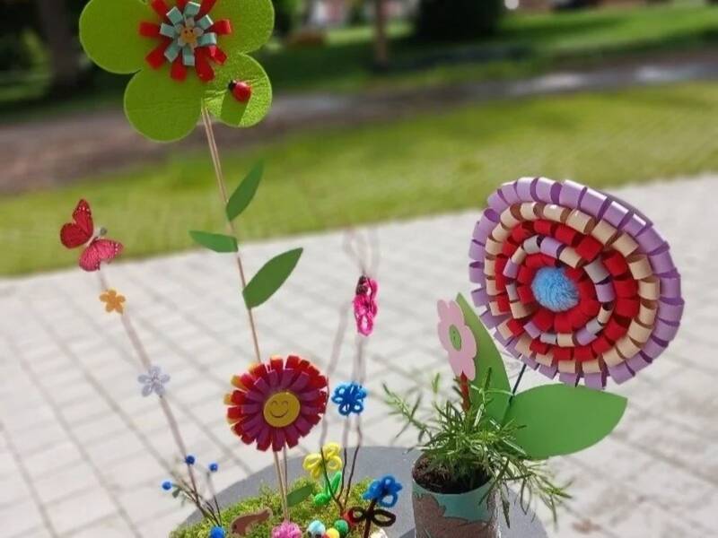 Selbst gestaltete Blumen aus verschiedenen Materialien