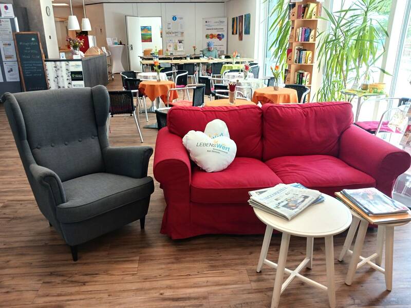 Sitzecke mit Sessel, Tisch und Sofa