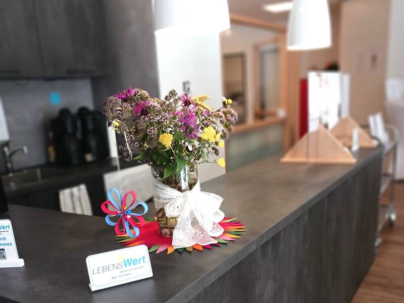 Küchenzeile mit Blumenstrauß in einer Vase