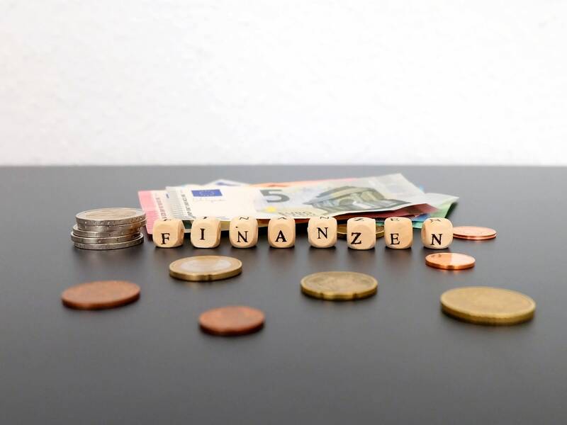 Buchstabenwürfel und Geldscheine