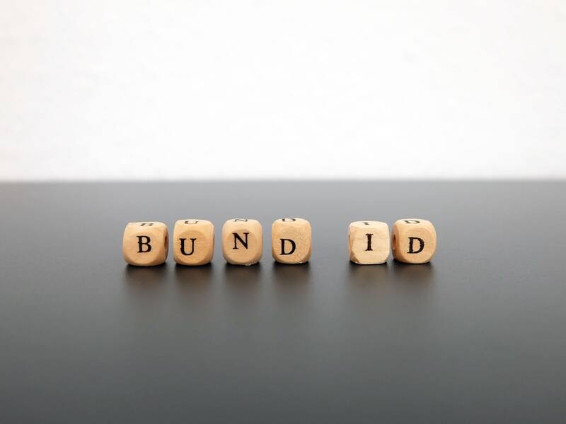 Buchstaben aus Holz ergeben das Wort BUND ID
