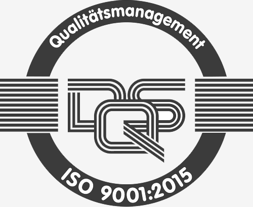 Schwarz-weißes Logo mit den ineinander verschlungenen Buchstaben Q, D, Q und S, umgeben von einem Kreis mit dem Text 'Qualitätsmanagement' oben und 'ISO 9001:2015' unten